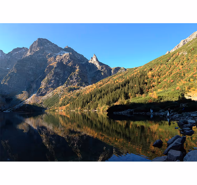 Yeşil duvar reslim morskie oko baharda - TenStickers