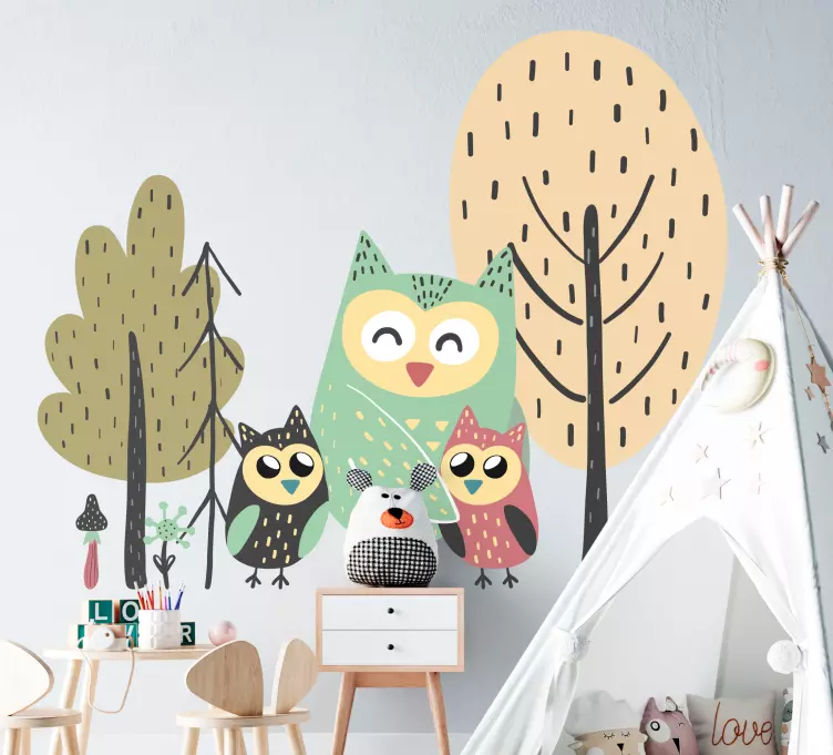 Ağaç vahşi hayvan çıkartmasında renkli baykuşlar - TenStickers