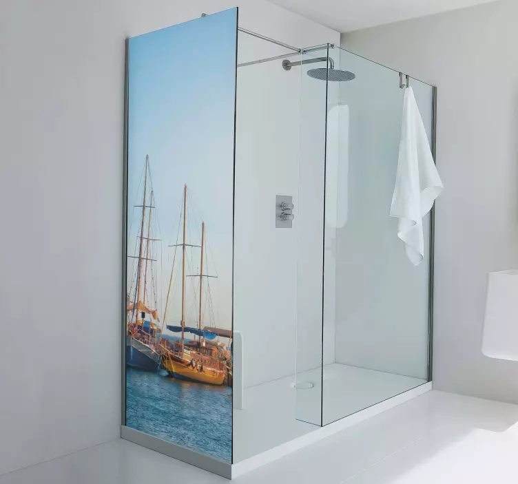 Bir sürü tekne ile rıhtım duş ekranı çıkartması - TenStickers