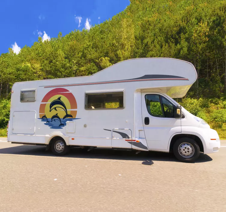 Günbatımında karavanda balık tutan yunuslar çıkartması - TenStickers