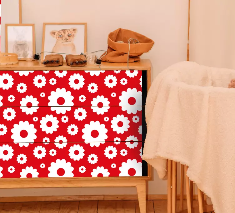 Kırmızı zemin üzerine beyaz papatyalar mobilya çıkartması - TenStickers