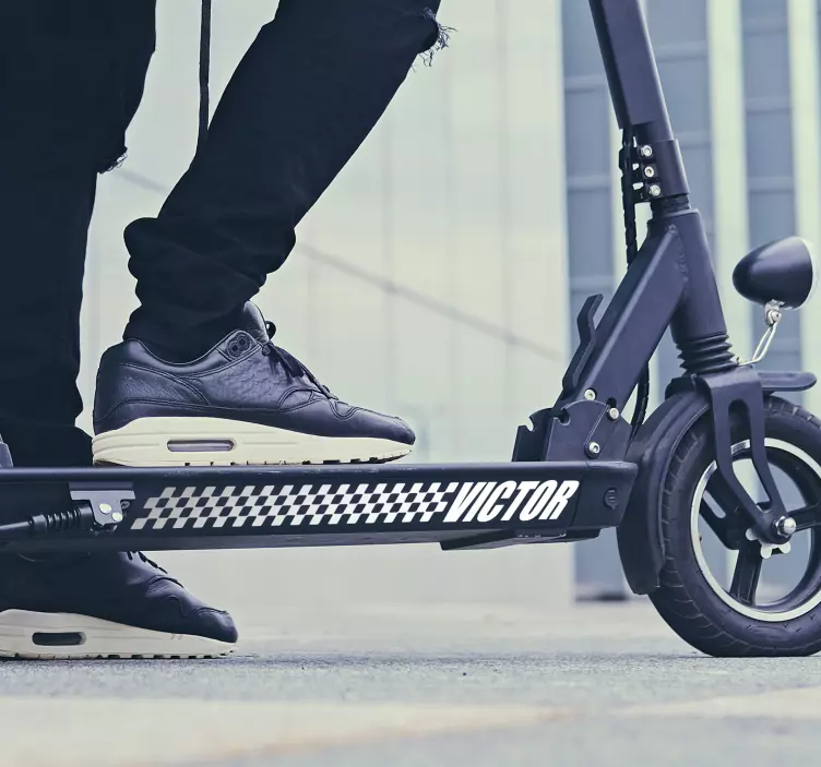 Patinete bayrak yarışı isim yazılı sticker - TenStickers