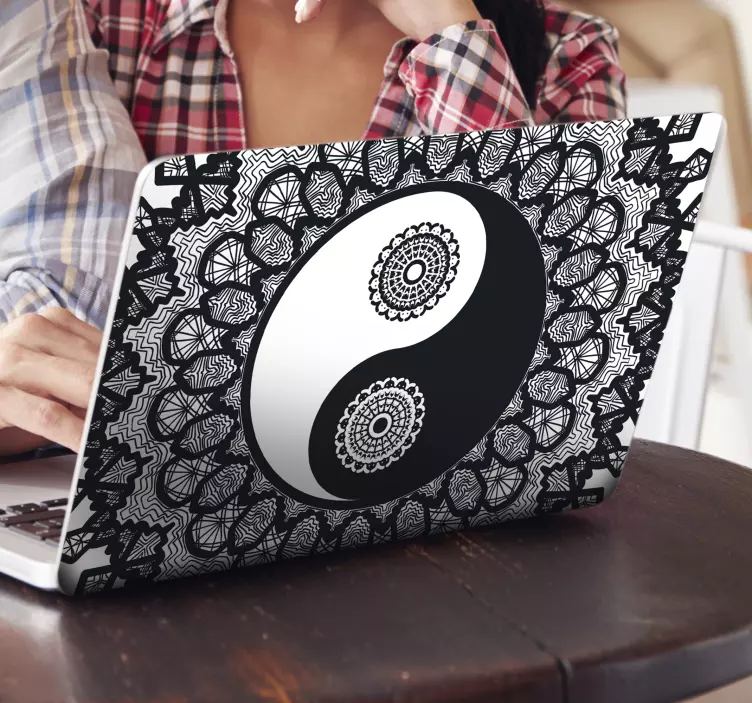 Ying yang desenli laptop çıkartması - TenStickers