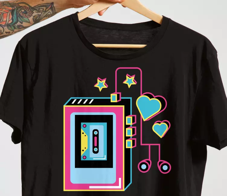 Pembe bir arka plan t-shirt üzerinde walkman illüstrasyonu - TenStickers