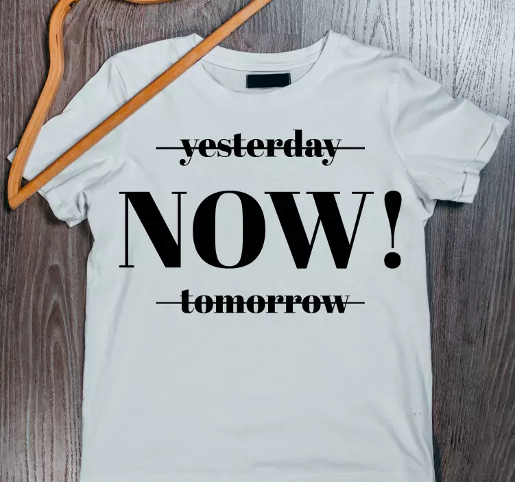 şimdi dün veya yarın değil özel tişört - TenStickers